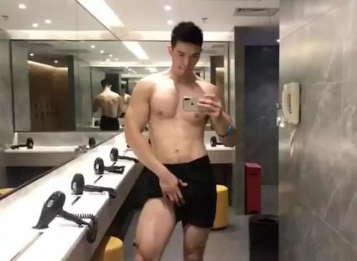 「洋火」193CM“肌肉版”杨洋火了，这颜值大长腿让网友不淡定了！