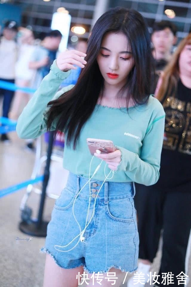 鞠婧祎短裤提得太高,安全裤都露出来了,网友:好尴尬啊!