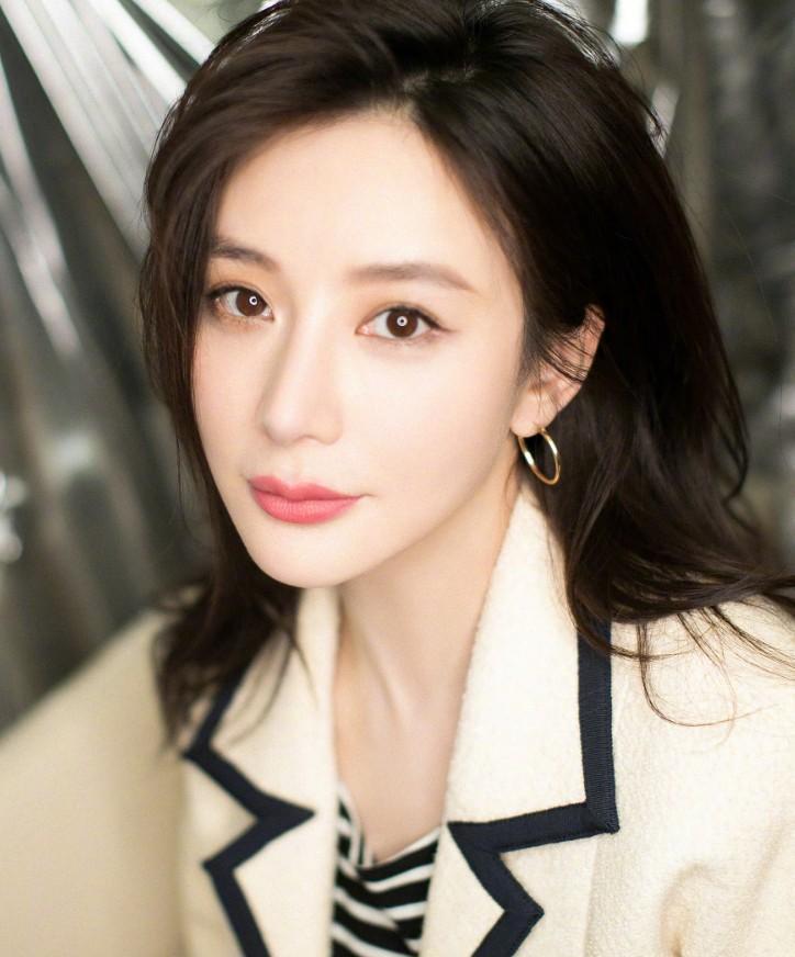 熊乃瑾穿小香风知性温柔,把肥大的牛仔裤穿成紧身裤,减减肥吧!