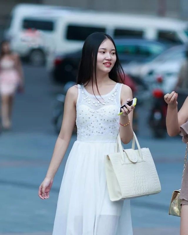 成都路人街拍好不好看我不说， 但胸前风景无限