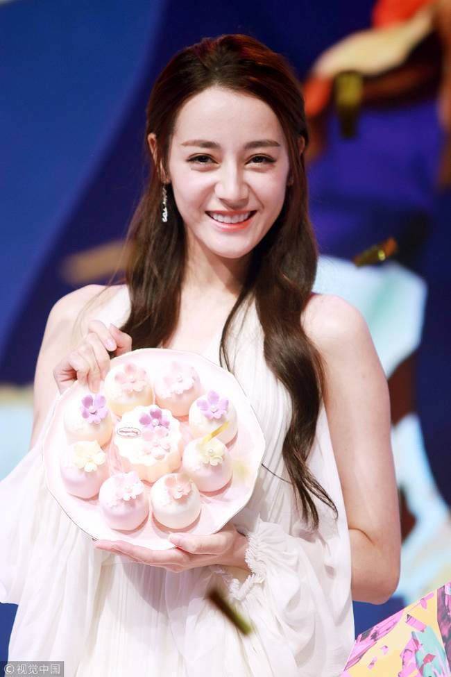 热巴穿露肩长裙仙气十足 颜值身材双在线