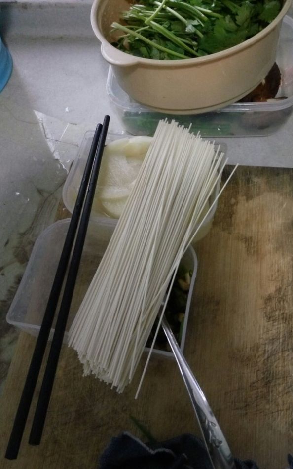 『小时』一家6口去吃火锅,只要锅底还吃了2小时,结账时服务员发现问题
