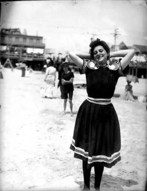 潮流志| 热巴泳池秀身材，挑对泳衣你也能美出高级感