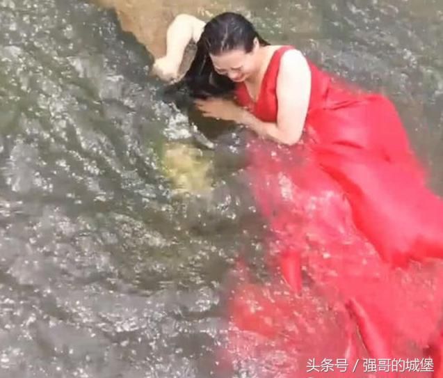 新娘为省钱在臭水沟庞拍摄婚纱照,还连喝几口