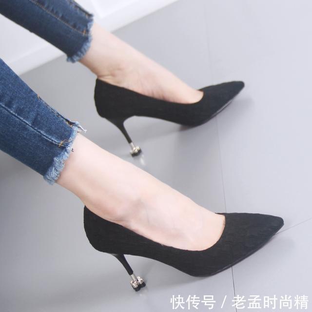 『女人』穿尖头细高跟鞋的女人是最有气质,穿出女人的高贵优雅与柔情似水