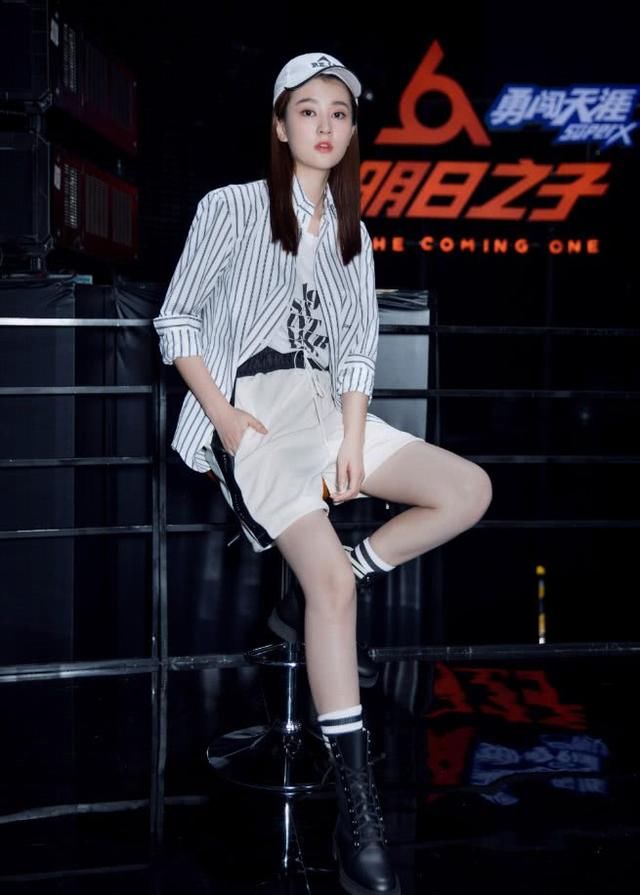 乔欣真会玩，把衣服“剪”一半大秀小蛮腰，还非得把肚兜露出来！