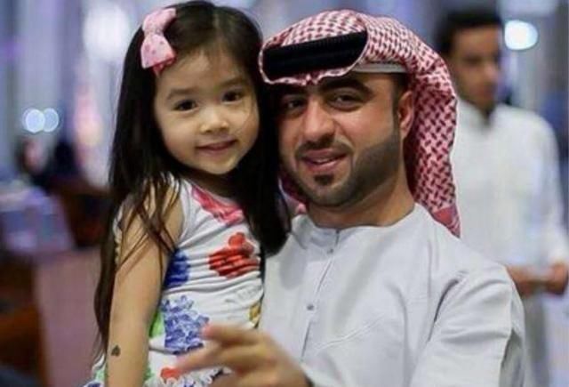 迪拜土豪带女儿来我国旅游，来到街道上满脸疑问：他们好奇怪啊！