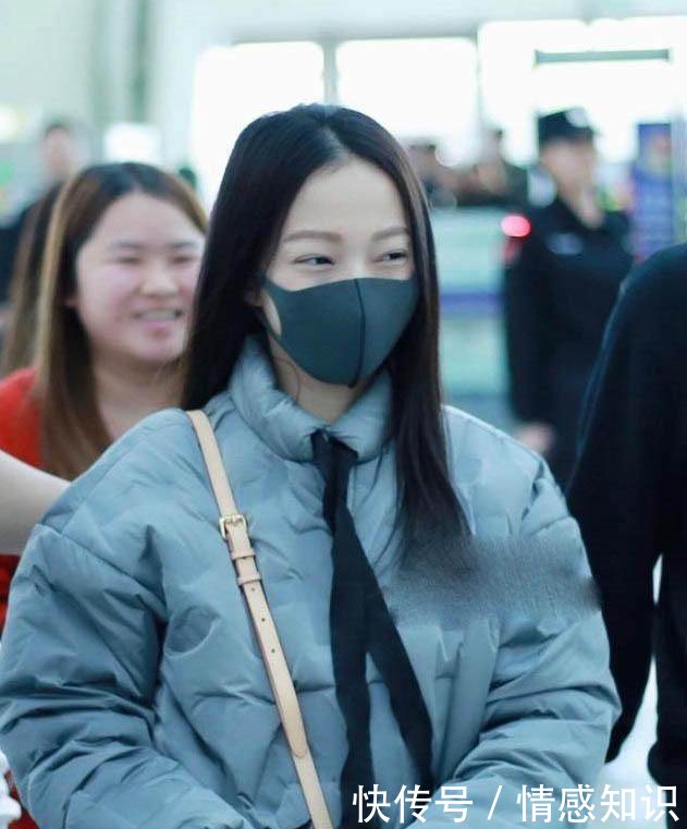 张韶涵登台演唱，一袭绿裙惊艳四座，当镜头移到她的手，我呆了