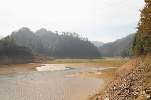  「干涸」直击旱情：降雨偏少 水库干涸