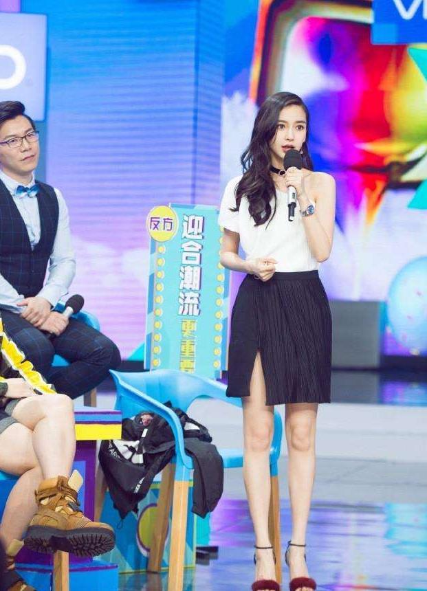 杨颖快本捞金, 穿开叉到大腿根部短裙, 网友却把注意力放在鞋子上