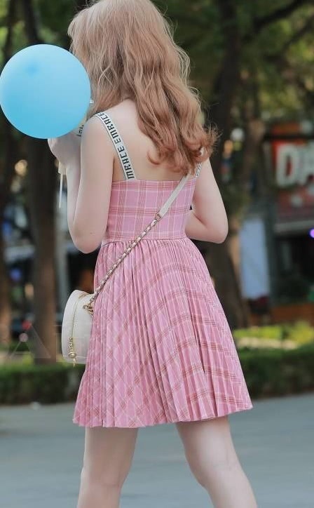 波浪卷长发小姐姐粉色连衣裙穿出玲珑有致好身材，真的神似洋娃娃