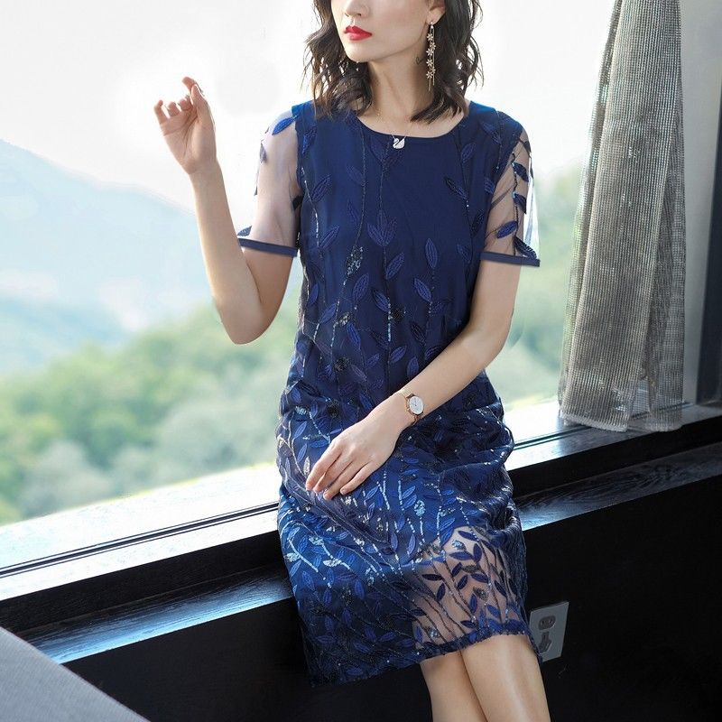 大热的天,建议40-55岁女人尽量多穿裙子,少穿裤子,洋气