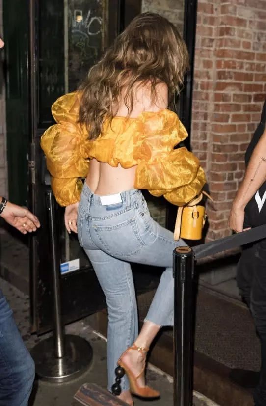 吉吉哈迪德不愧是超模!脚踩一根“糖葫芦”，普通人穿肯定摔