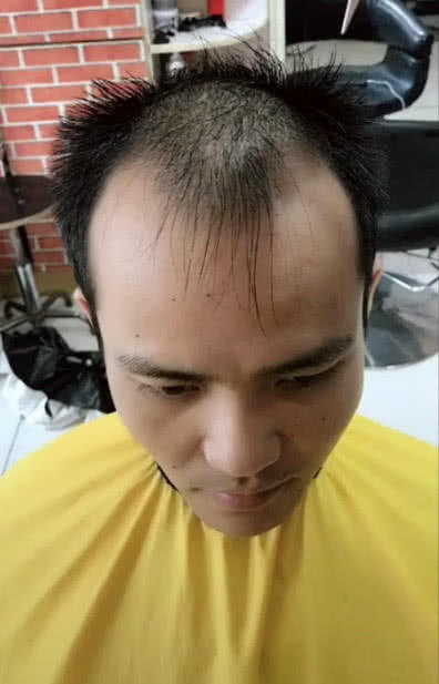 发型决定颜值,这是我见过的最帅的秃头,网友:帅到爆炸!