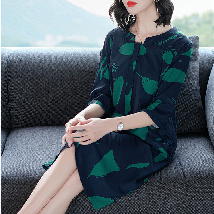 53岁老婆穿这“孔雀绿”秋裙，高贵轻盈巧减龄，没人敢喊:大妈