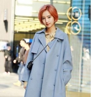 『颜值』街拍:高颜值的小姐姐,秀出青春活力范,非常有女人味