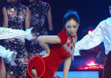 柳岩真疯狂，裙子开叉开这么高还敢跳热舞，网友：好像暴露了什么
