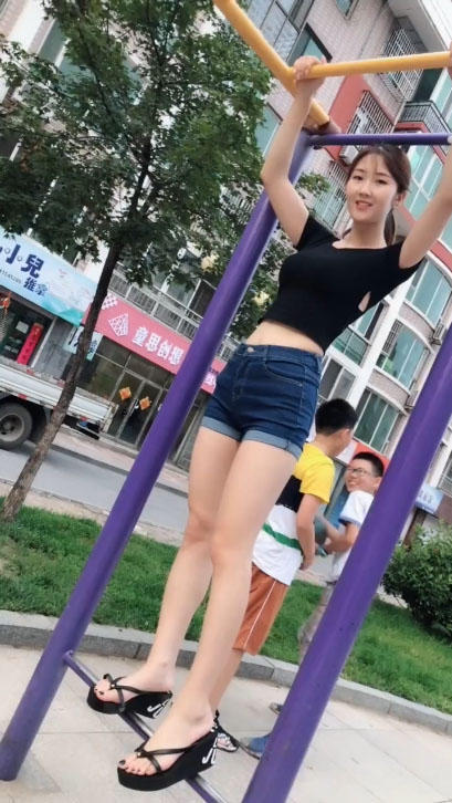 街拍身材超棒的妹子，穿什么衣服都好看，最后一件更拉风