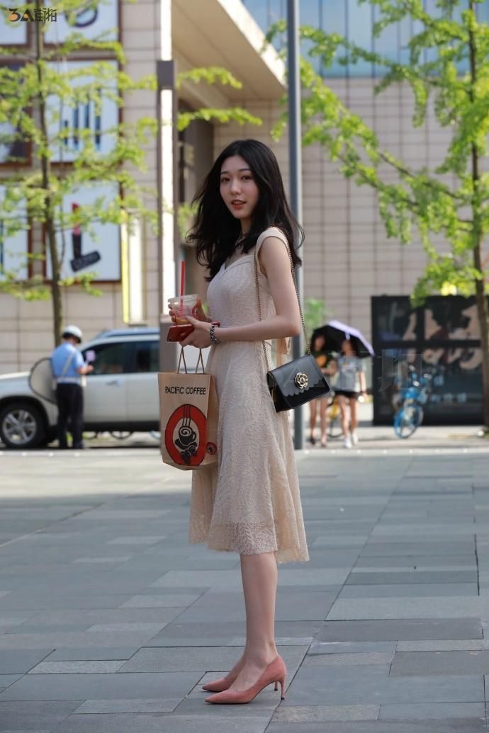 街拍“天鹅颈”美女 极品大长腿 相当吸睛也相当养眼好看 喜欢吗