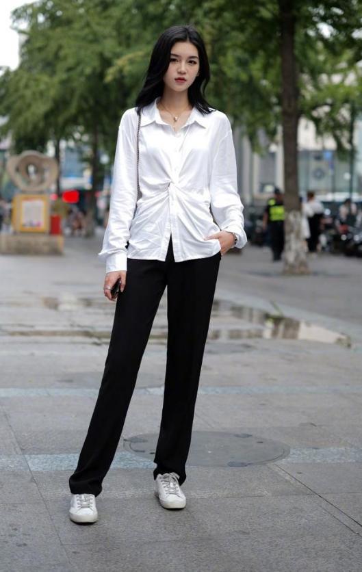 路人街拍，小姐姐身材高挑气质唯美，有种邻家大姐姐的亲切感