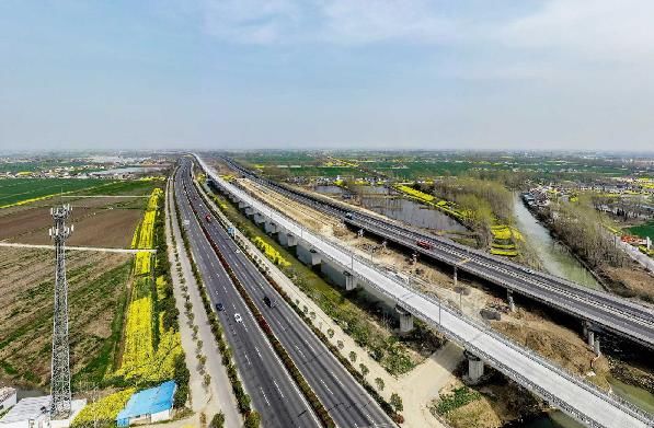 航拍连淮扬镇铁路，像一条巨龙横卧在花海中