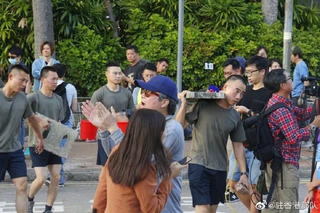  驻港部队：好帅！驻港部队协助清理路障获市民点赞