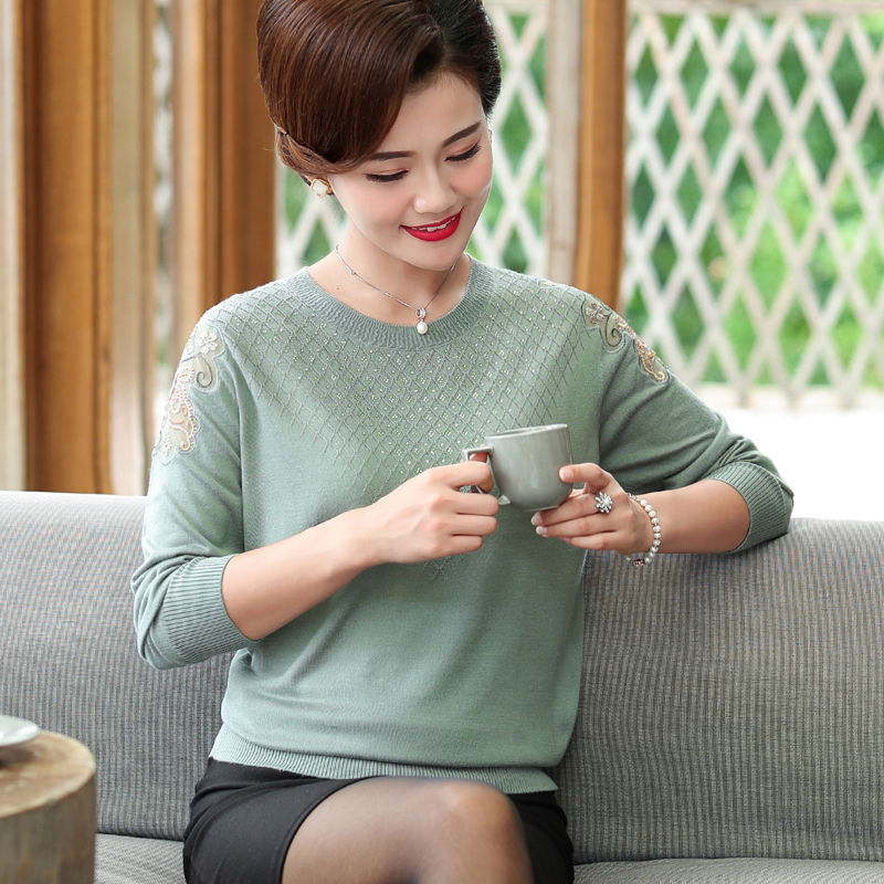 哇塞!谁说50岁就老了!老妈换上气质秋装，美得像才35