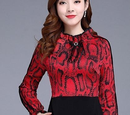版型:女人过了42,一定打扮年轻点,看下面女人这样穿,一个比一个美
