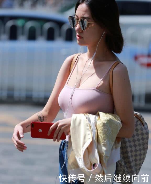 姐姐今天穿一件粉丝的小吊带上衣，优雅有气质