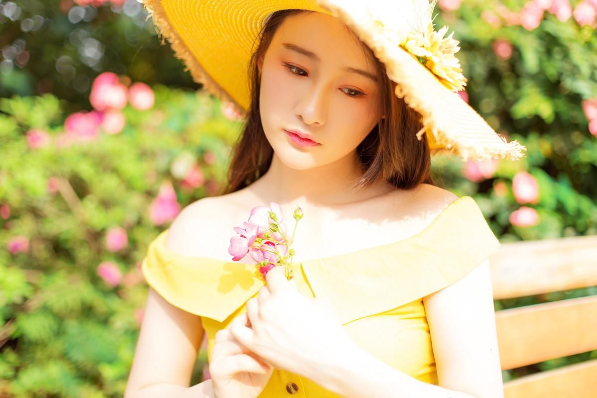 黄裙美女性感露肩户外写真图片