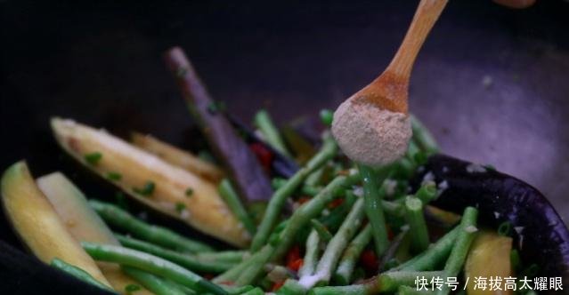  软烂：长豆角烧茄子的家常做法，软烂适口，有滋有味