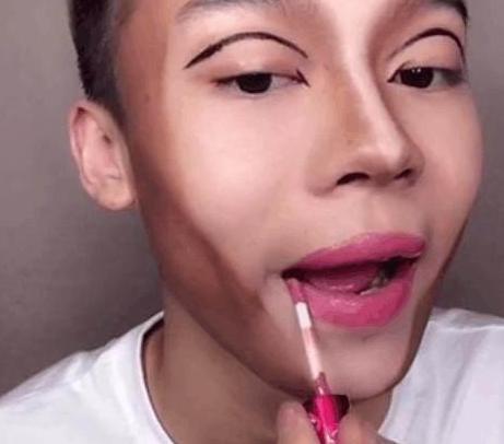 女人化妆时, 在男人眼里是什么样子的? 小哥“神还原”化妆过程!