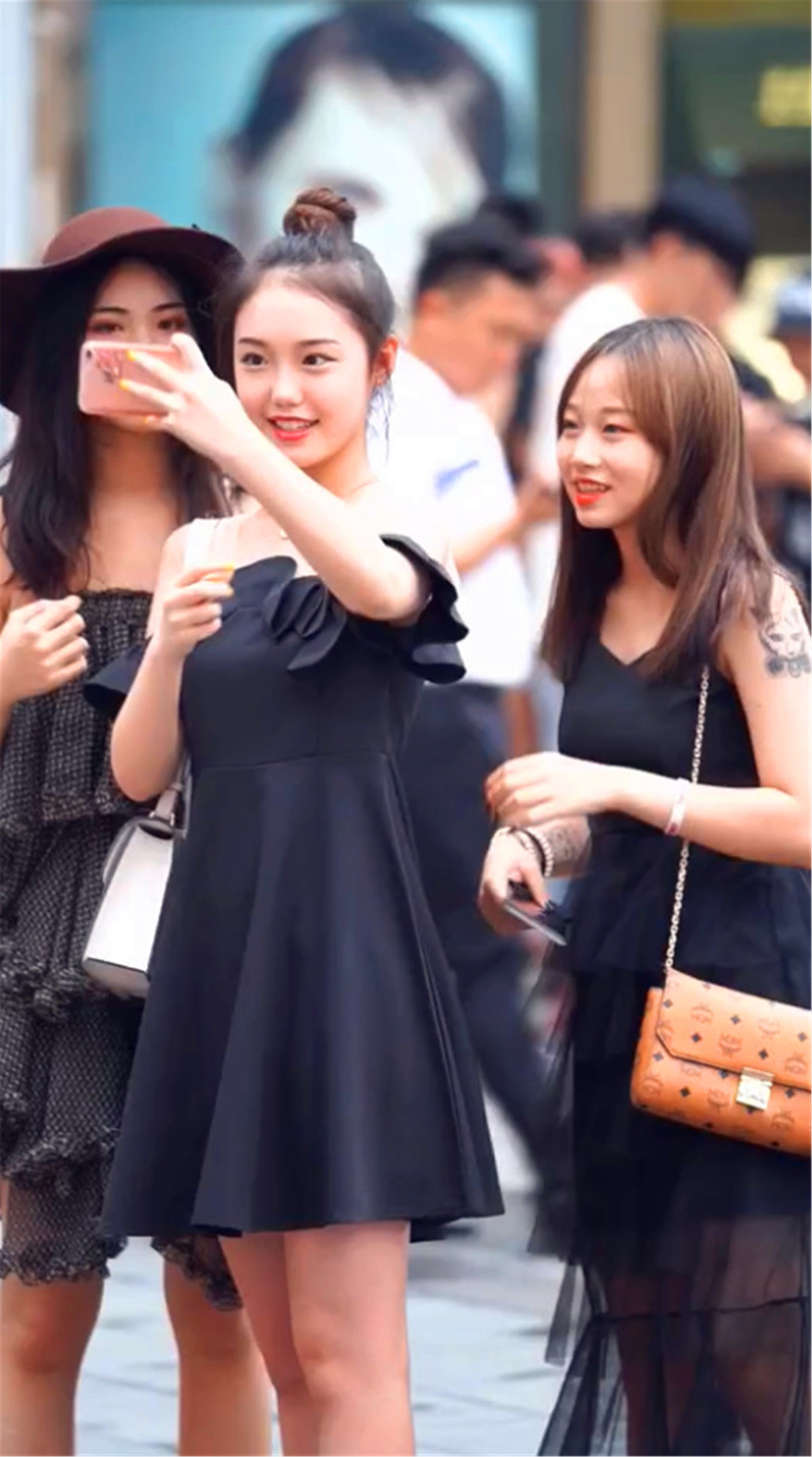 街拍:最后一位美女衣不遮体，和她一起逛街是种“折磨”!