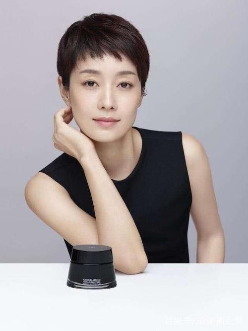  女人：女人过了50岁，如果你有白头发，少留这4种发型，显老没气质
