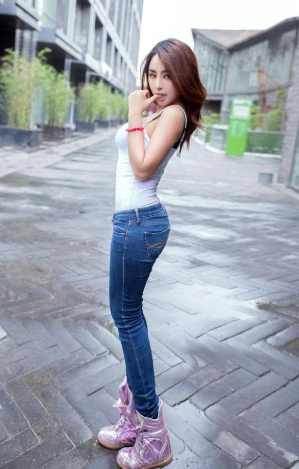 妹子们穿上紧身牛仔裤，配上不同的上衣，便能穿出不同的感觉