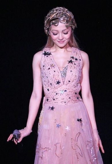 36张韶涵吃仙丹了？扎上麻花辫青春无敌，网友：说你16我都信