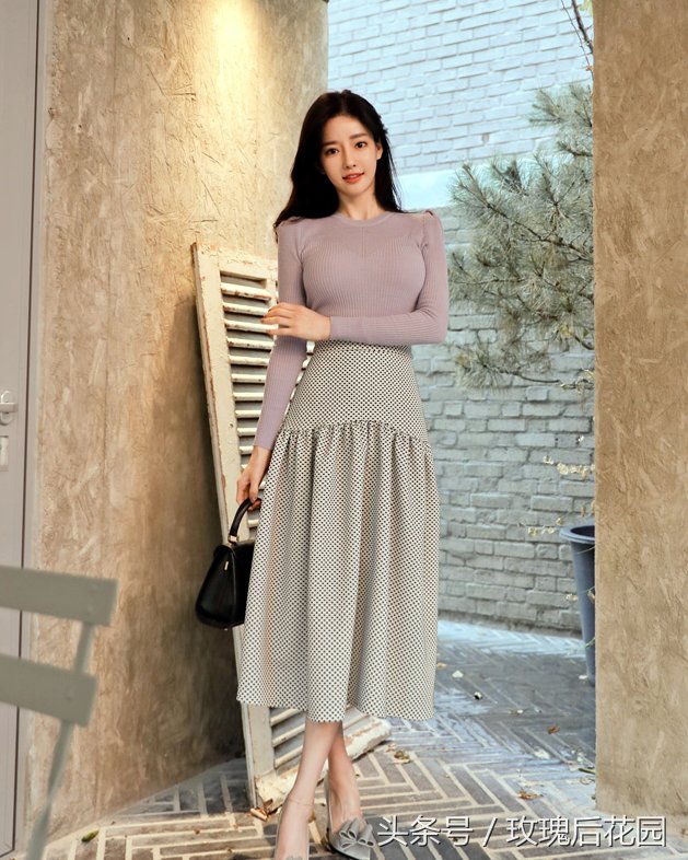 模特一袭浅蓝色长裙彰显女人魅力,脚穿高跟鞋搭配很时尚