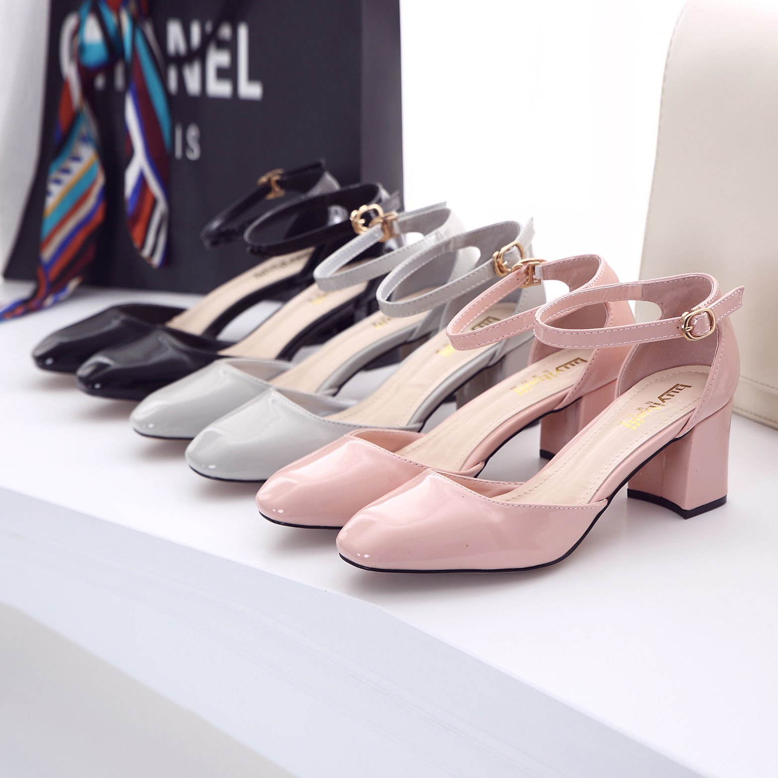 穿凉鞋就一定low?这几款现在穿洋气显腿长，还特便宜