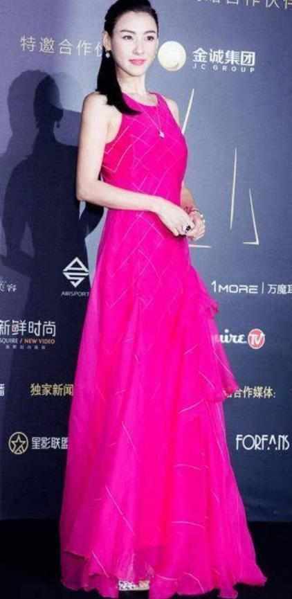 张柏芝风韵犹存,穿烂大街的裙子都能美翻,普通人无人能驾驭