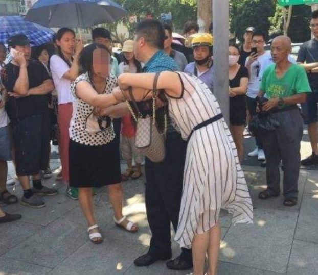 男子“假离婚”骗买房钱，转头就送情人奥迪车，原配气愤手撕情人