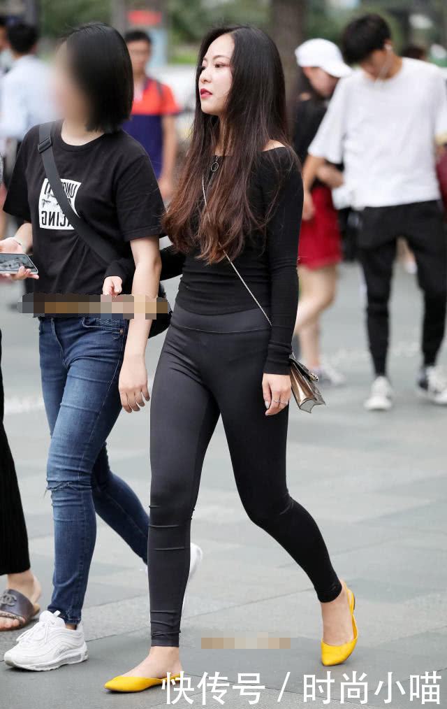 小姐姐高腰紧身裤秀大长腿，当街凹各种造型，吸睛无数