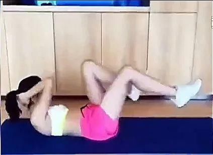 赵丽颖劈叉破怀孕传闻遭群嘲，网友:请参照谢娜、陈妍希