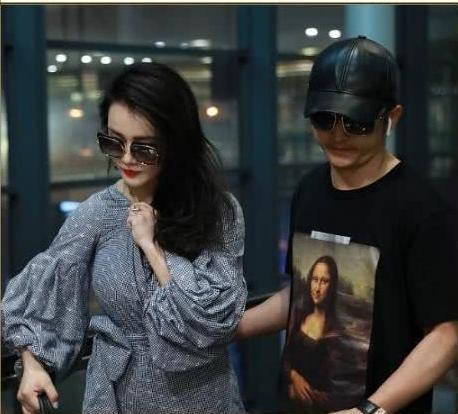 冉莹颖穿深V装现身,却频频用手遮挡事业线,网友:敢穿不敢露啊