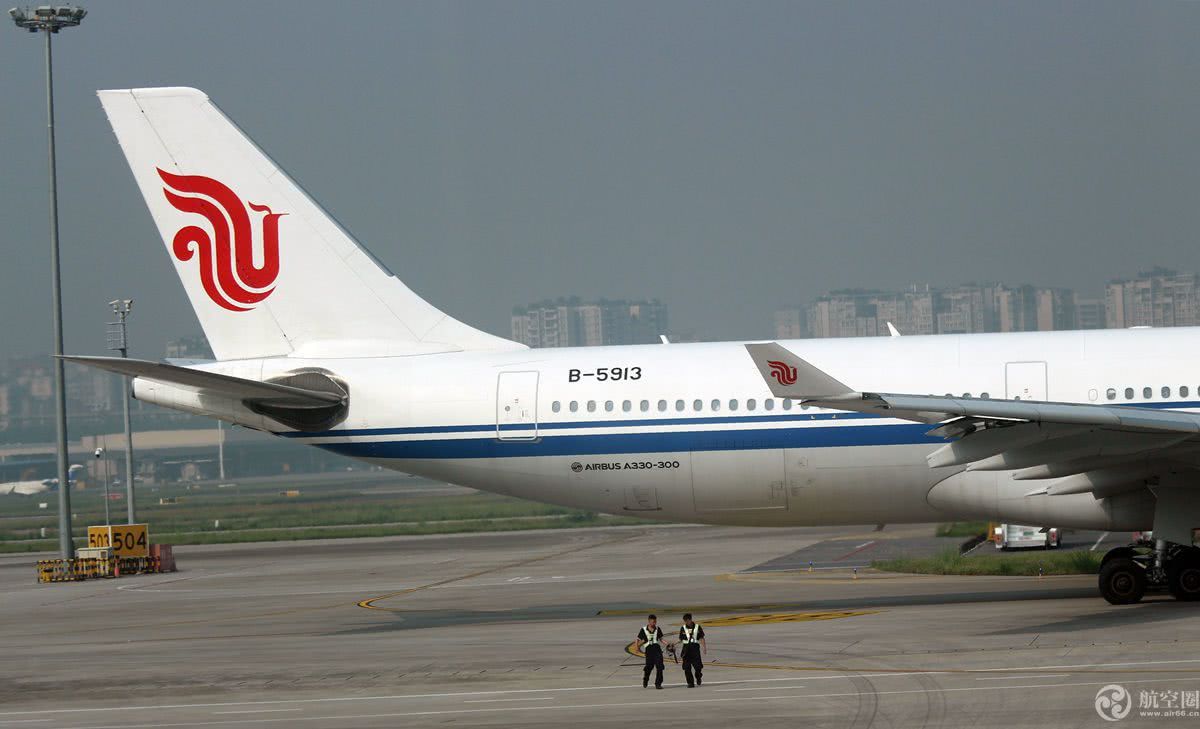  「责任人」国航一架A330飞机降落后机翼剐蹭机场设施受损 将处理