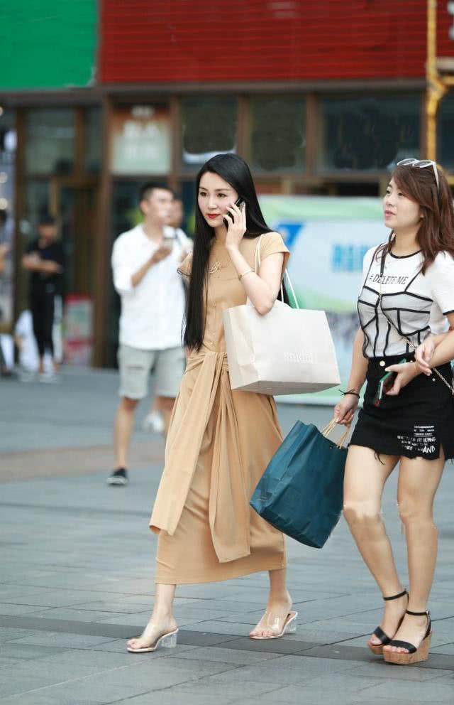 街拍：穿着性感青春洋溢的小姐姐，时尚又迷人干练清新！