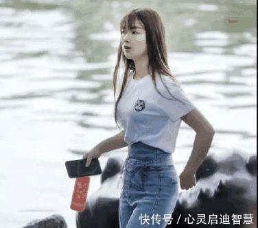 街拍轻熟风穿搭彰显曲线身材，第三位小姐姐好有女人味