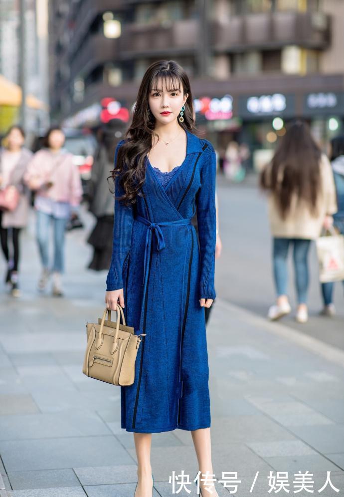  「美女」美女穿印花连衣裙配铆钉高跟鞋，双腿修长曲线优美