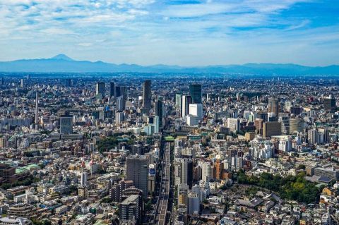  「游客」高空视角下的日本东京，高层建筑不多，游客说像二线城市