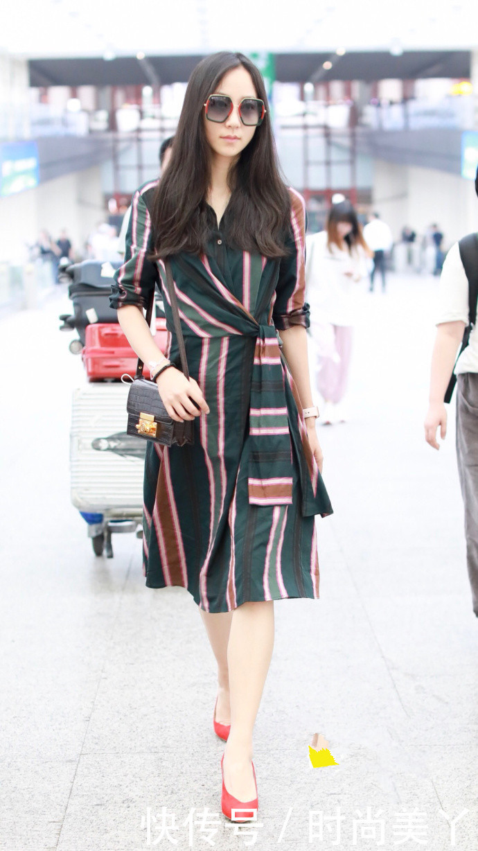 韩雪再次惊艳众人！连衣裙就靠在腰上打结固定住，网友：会玩！