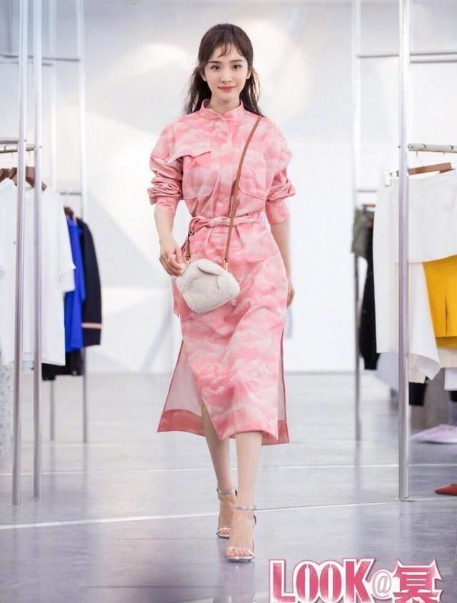 热巴身穿2万块蜜桃粉短裙,总算美过杨幂,没想到还是输给赵丽颖